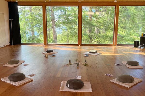 jeune-geneve-se-reposer-jeunant-guerir-microbiote-intermittent-nutrition-sonotherapie-diete-alimentation-jeuner-mediation-yoga-sejours-bains-sonores-spa-etude-chuv-randonnee